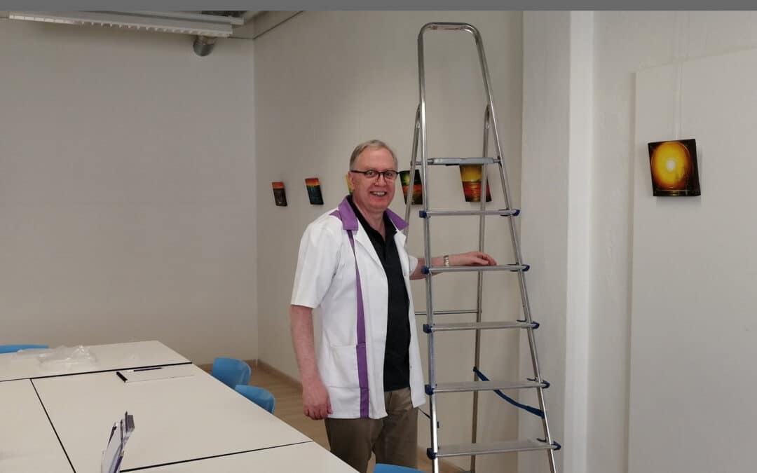 Thomas Jost beim Installieren von Miniaturen im WEST 2, Gallery triums
