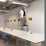 Thomas Jost beim Installieren von Miniaturen im WEST 2, Gallery triums