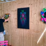 Ausstellung Selina Kreyer (geb. Haas): Raum NORD-M, Design-Schwarzwald-Uhren werden aufgehängt